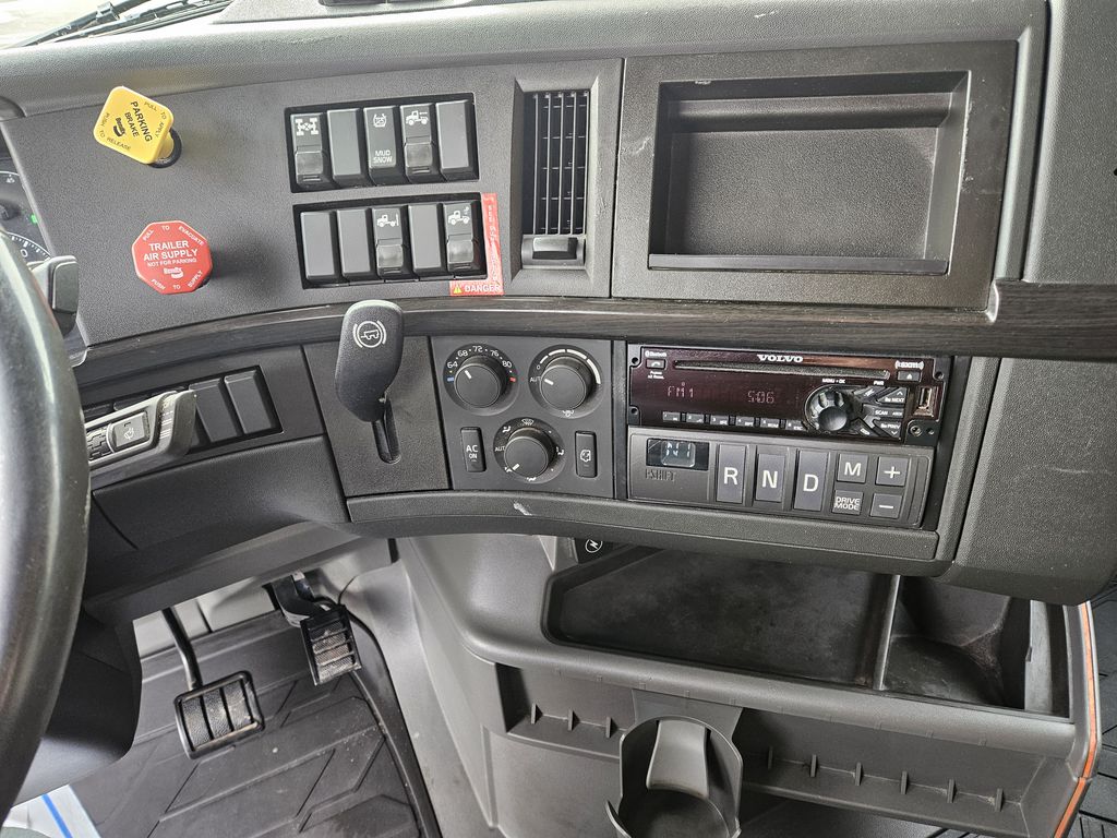 Slide images of 2022 VOLVO VNL64T860 