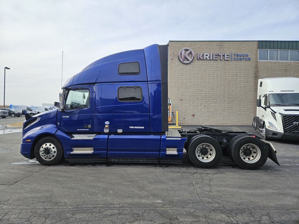 Slide images of 2022 VOLVO VNL64T860 