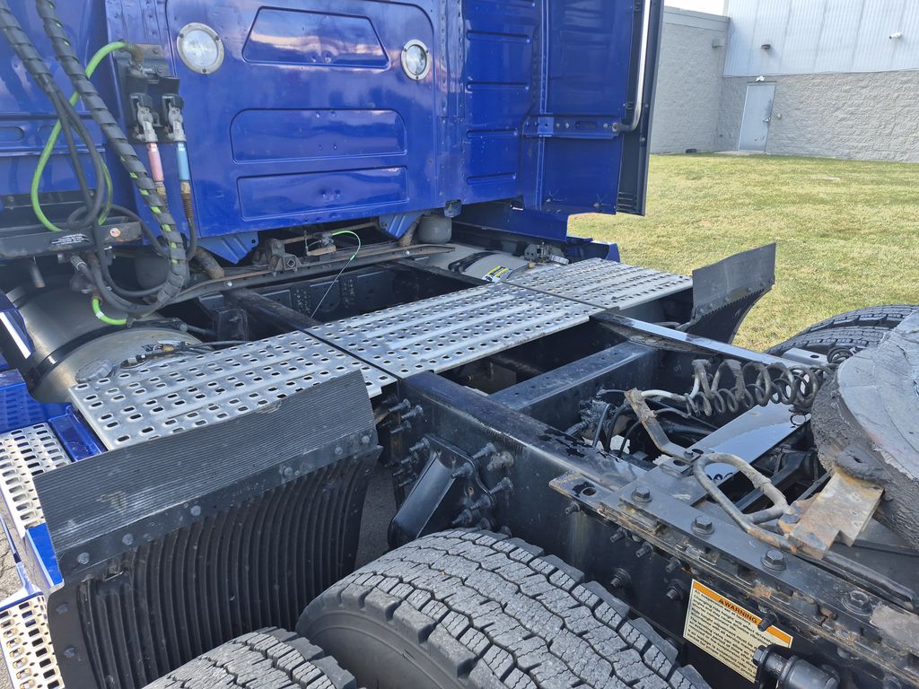 Slide images of 2022 VOLVO VNL64T860