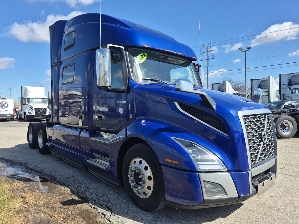 Slide images of 2022 VOLVO VNL64T860