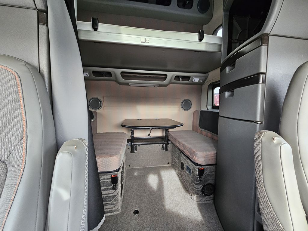 Slide images of 2022 VOLVO VNL64T860 