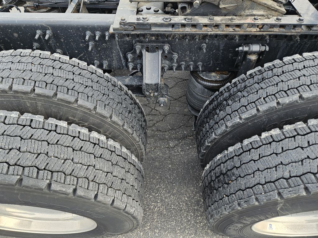 Slide images of 2022 VOLVO VNL64T860 