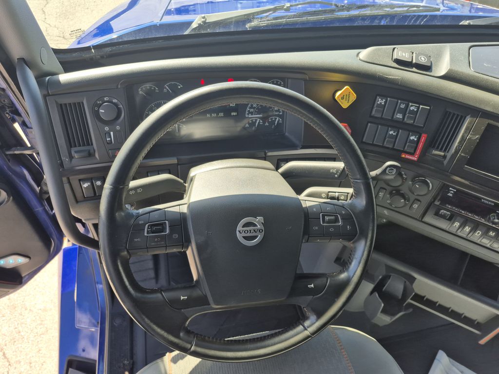 Slide images of 2022 VOLVO VNL64T860