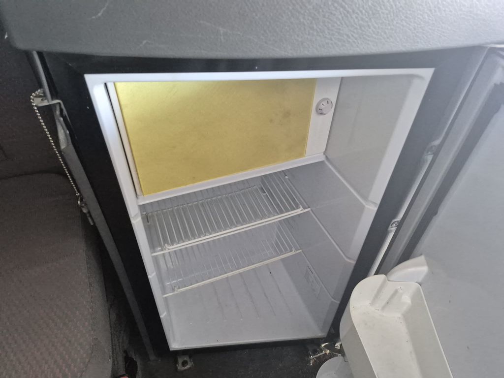 Slide images of 2022 VOLVO VNL64T860