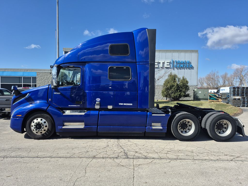 Slide images of 2022 VOLVO VNL64T860