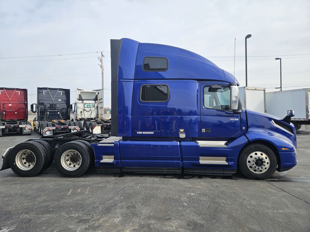 Slide images of 2022 VOLVO VNL64T860 