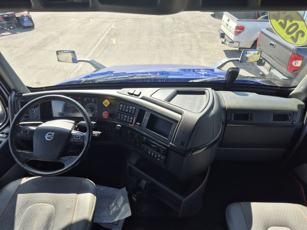 Slide images of 2022 VOLVO VNL64T860