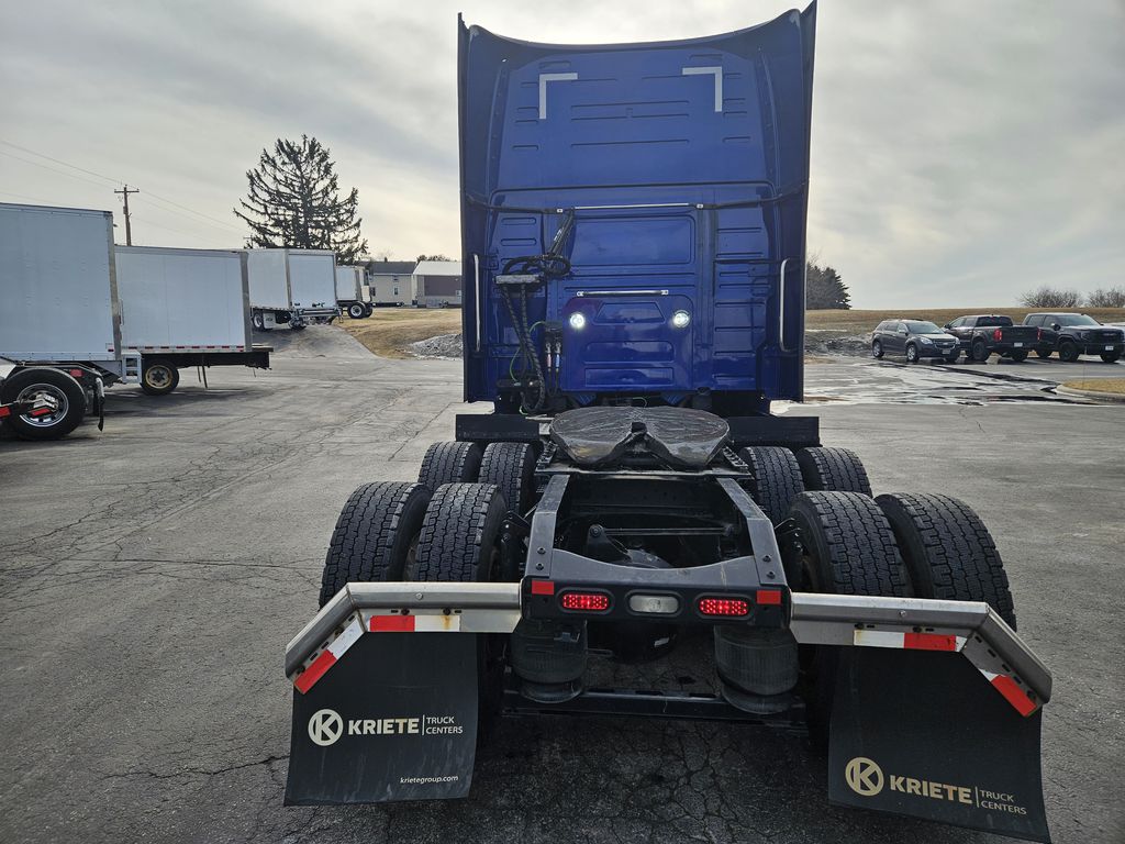 Slide images of 2022 VOLVO VNL64T860 