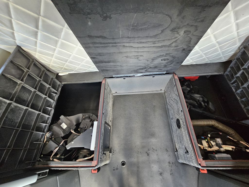 Slide images of 2022 VOLVO VNL64T860