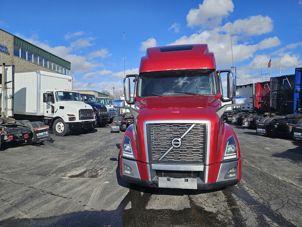 Slide images of 2022 VOLVO VNL64T860