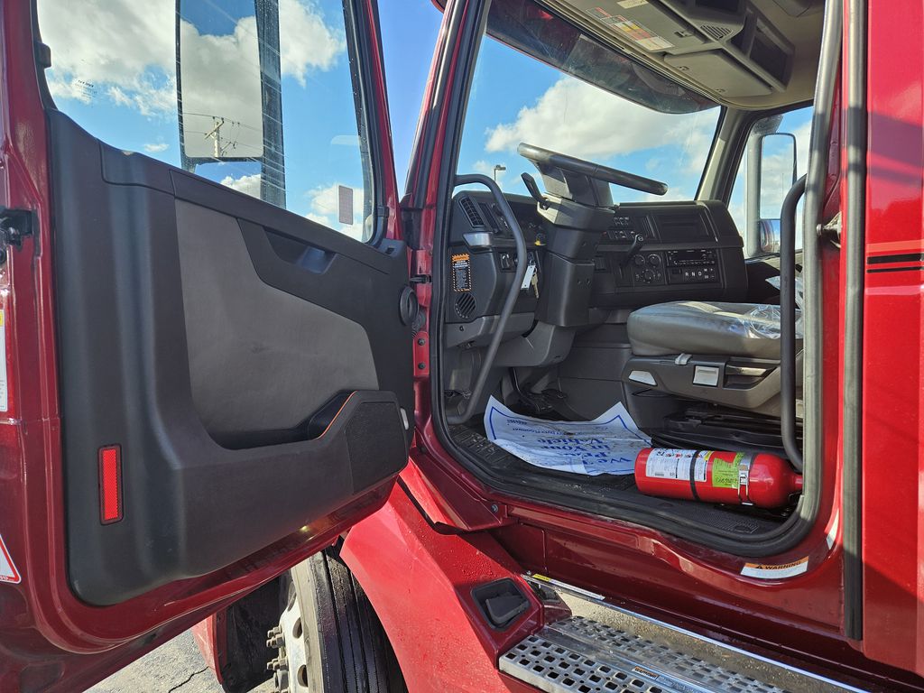 Slide images of 2022 VOLVO VNL64T860