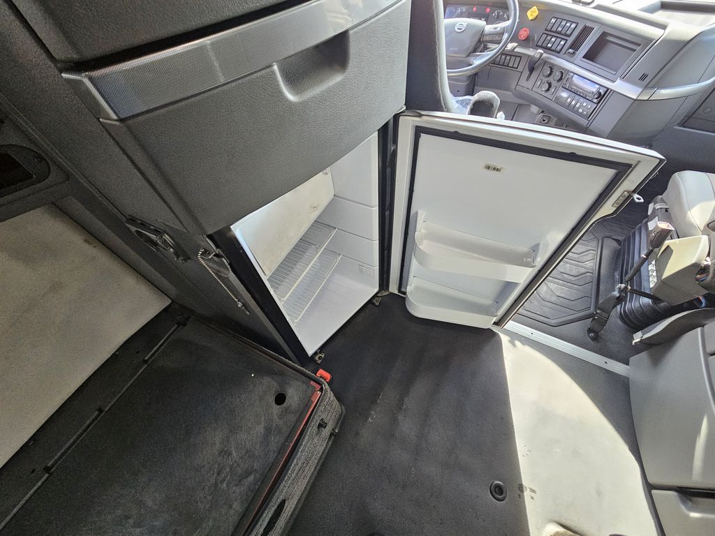 Slide images of 2022 VOLVO VNL64T860