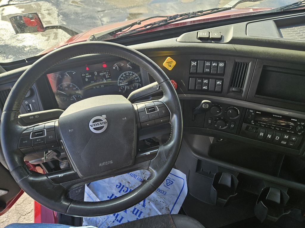 Slide images of 2022 VOLVO VNL64T860