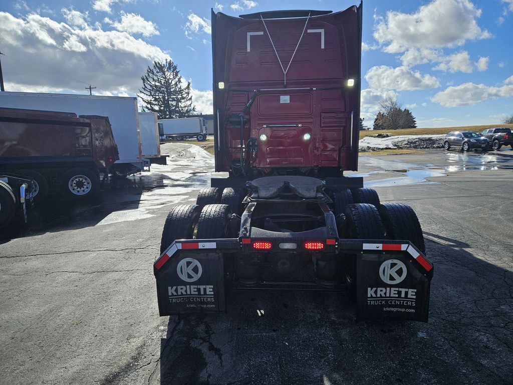 Slide images of 2022 VOLVO VNL64T860