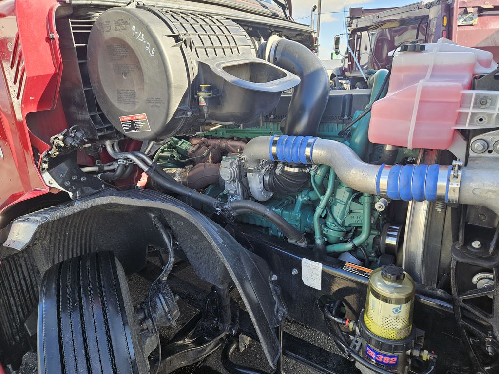 Slide images of 2022 VOLVO VNL64T860