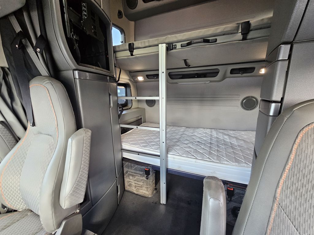 Slide images of 2022 VOLVO VNL64T860