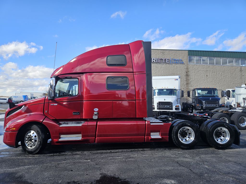 Slide images of 2022 VOLVO VNL64T860