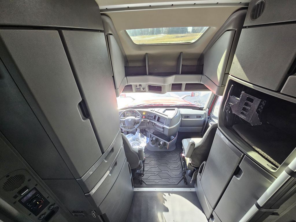 Slide images of 2022 VOLVO VNL64T860