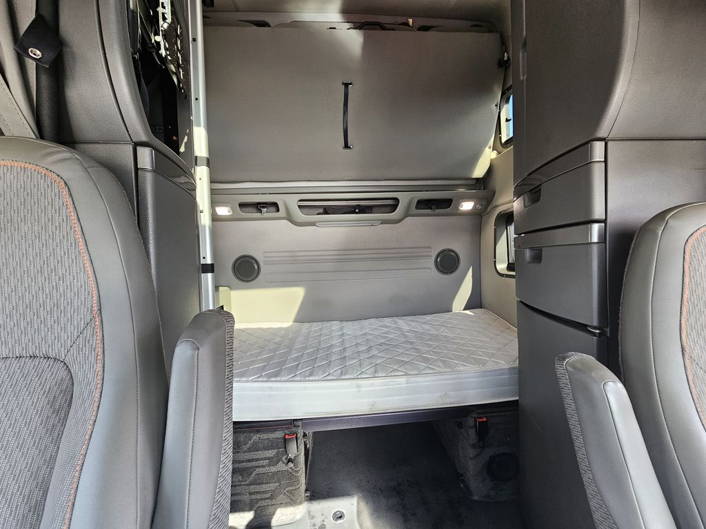 Slide images of 2022 VOLVO VNL64T860