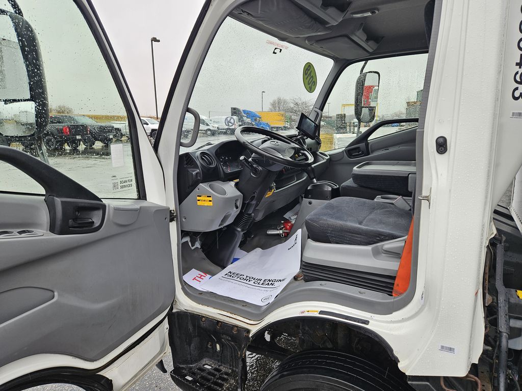 Slide images of 2018 HINO 195 