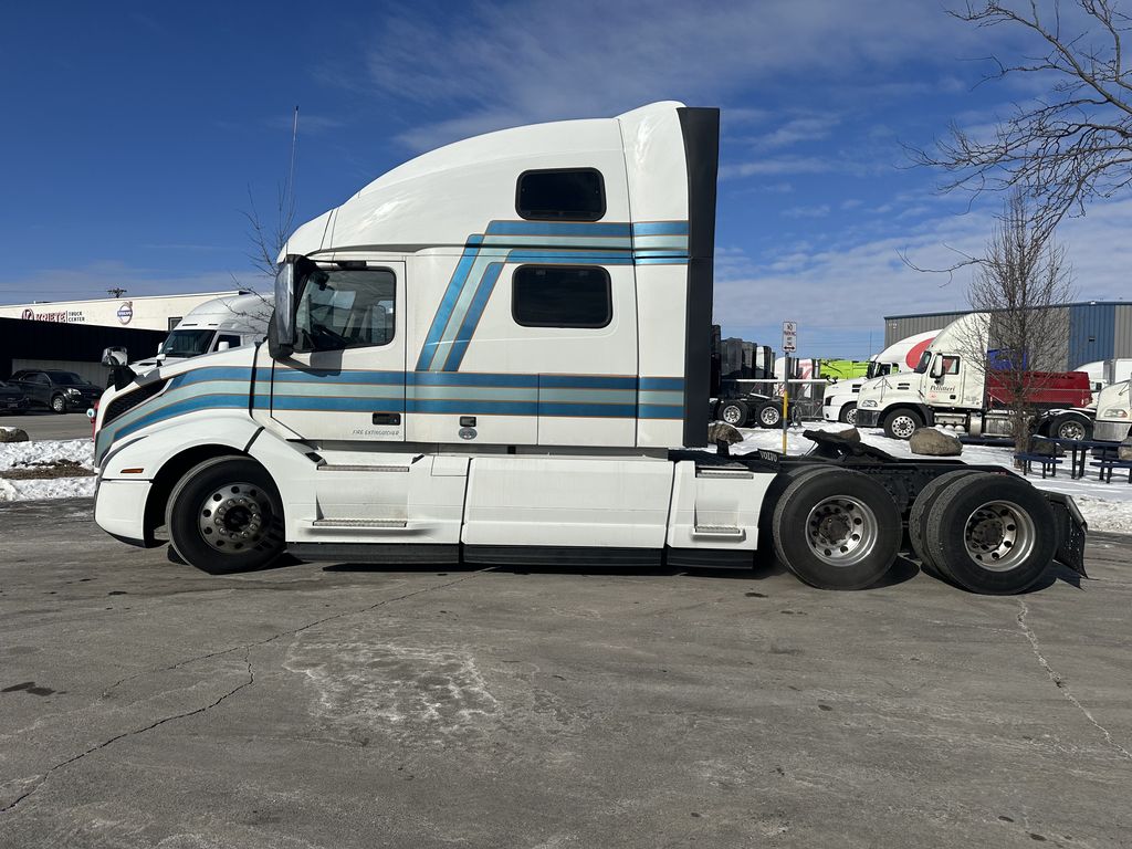 Slide images of 2022 VOLVO VNL64T860