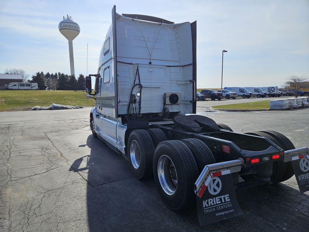 Slide images of 2022 VOLVO VNL64T860
