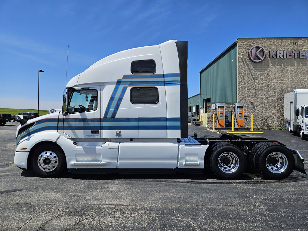 Slide images of 2022 VOLVO VNL64T860