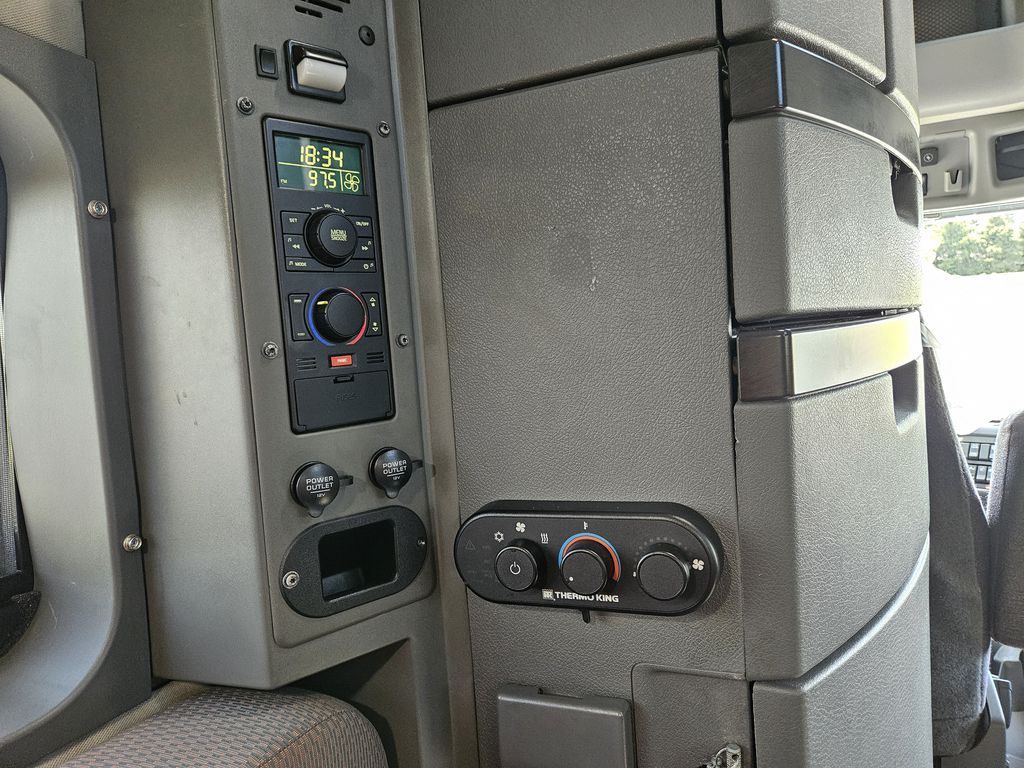Slide images of 2022 VOLVO VNL64T860