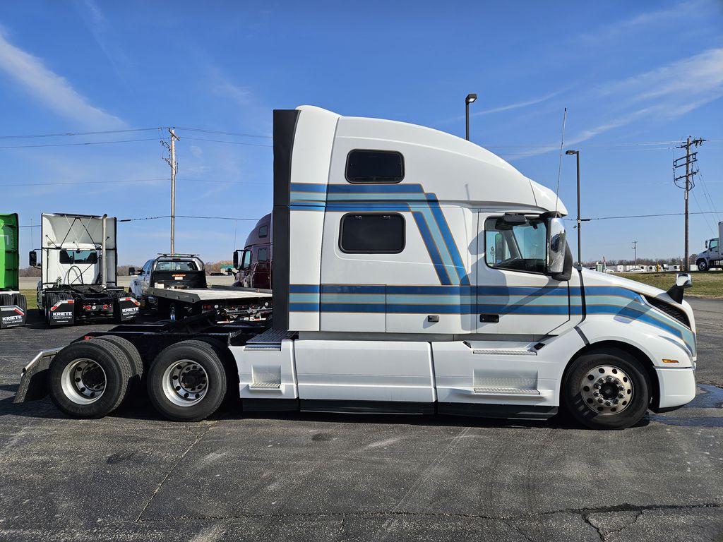 Slide images of 2022 VOLVO VNL64T860