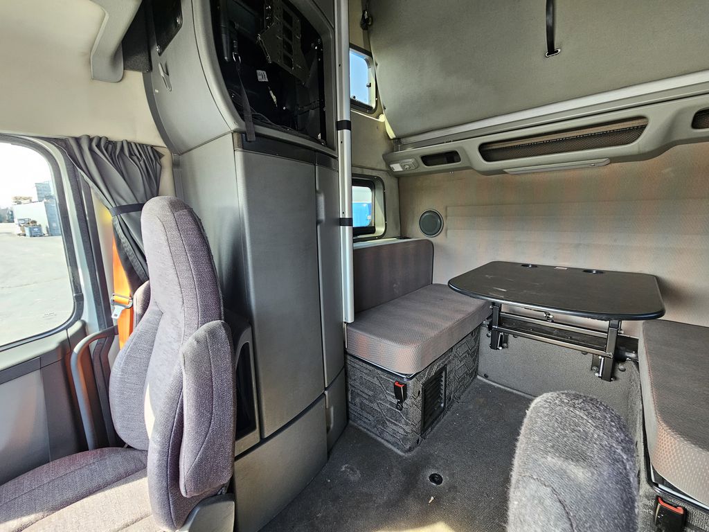 Slide images of 2022 VOLVO VNL64T860