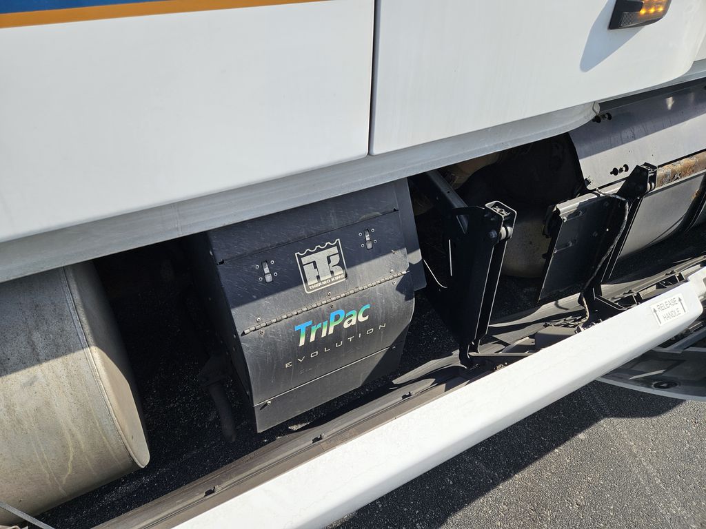Slide images of 2022 VOLVO VNL64T860