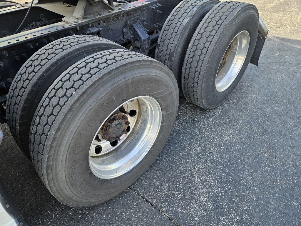 Slide images of 2022 VOLVO VNL64T860