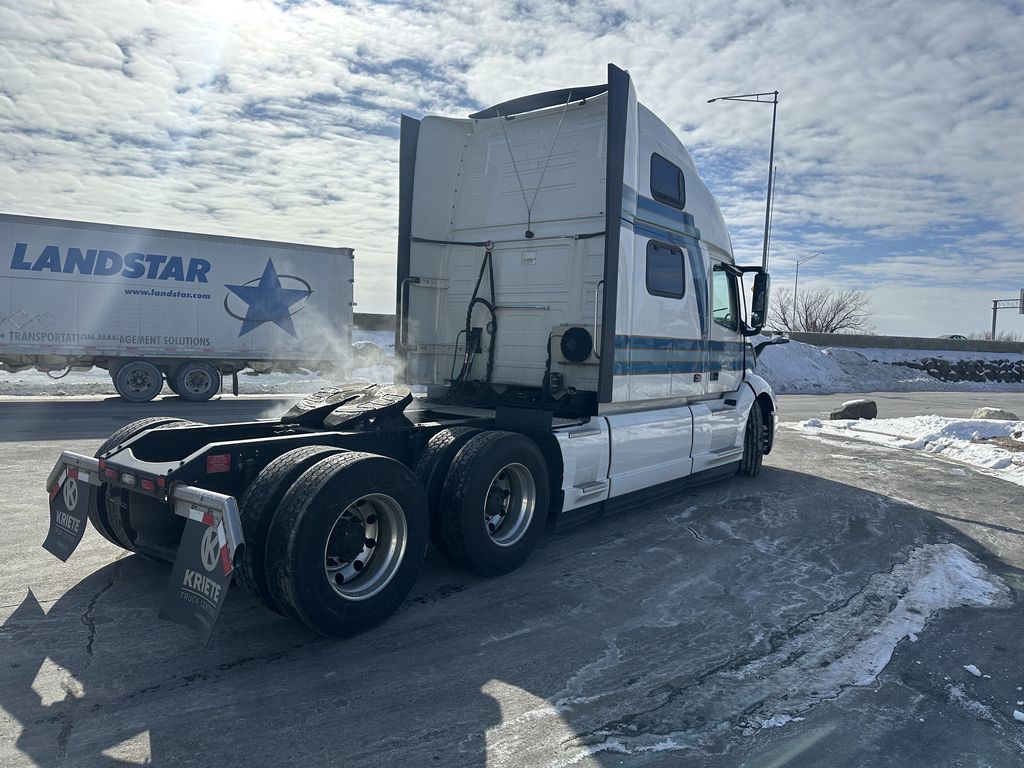 Slide images of 2022 VOLVO VNL64T860