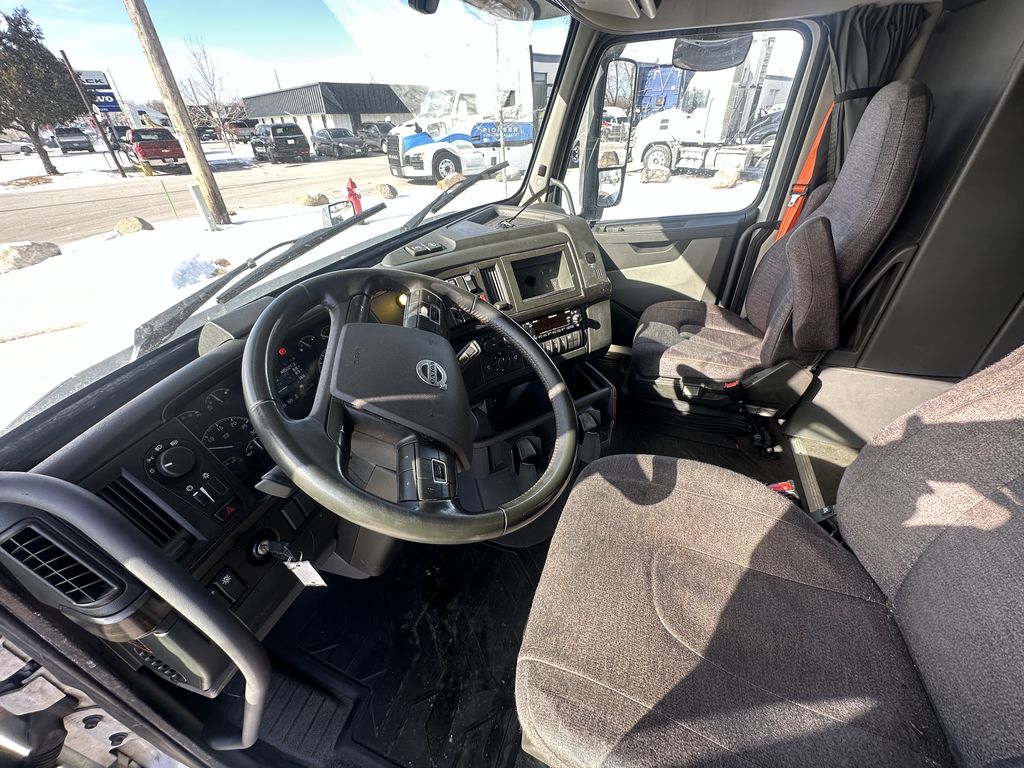 Slide images of 2022 VOLVO VNL64T860