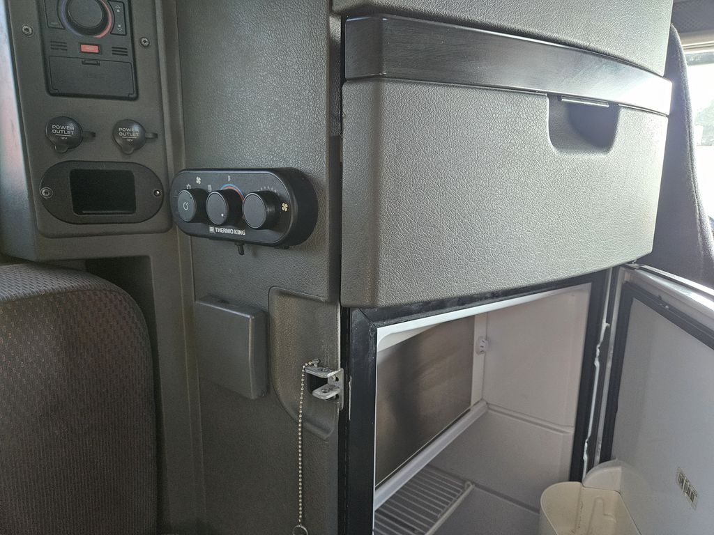 Slide images of 2022 VOLVO VNL64T860