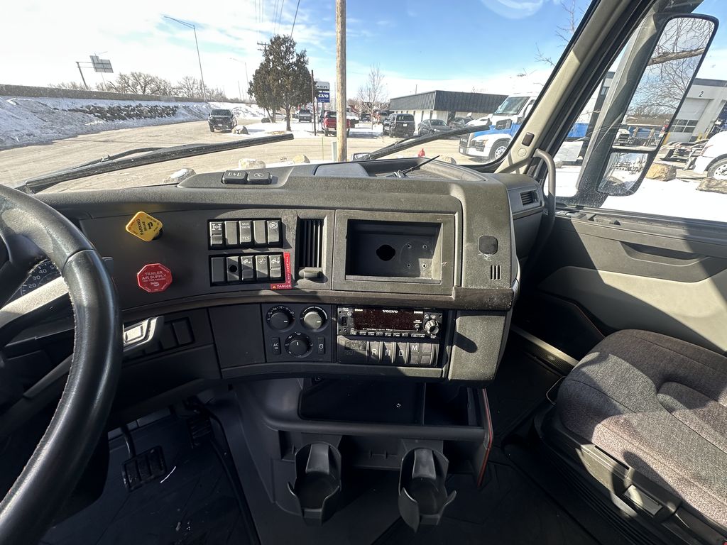 Slide images of 2022 VOLVO VNL64T860