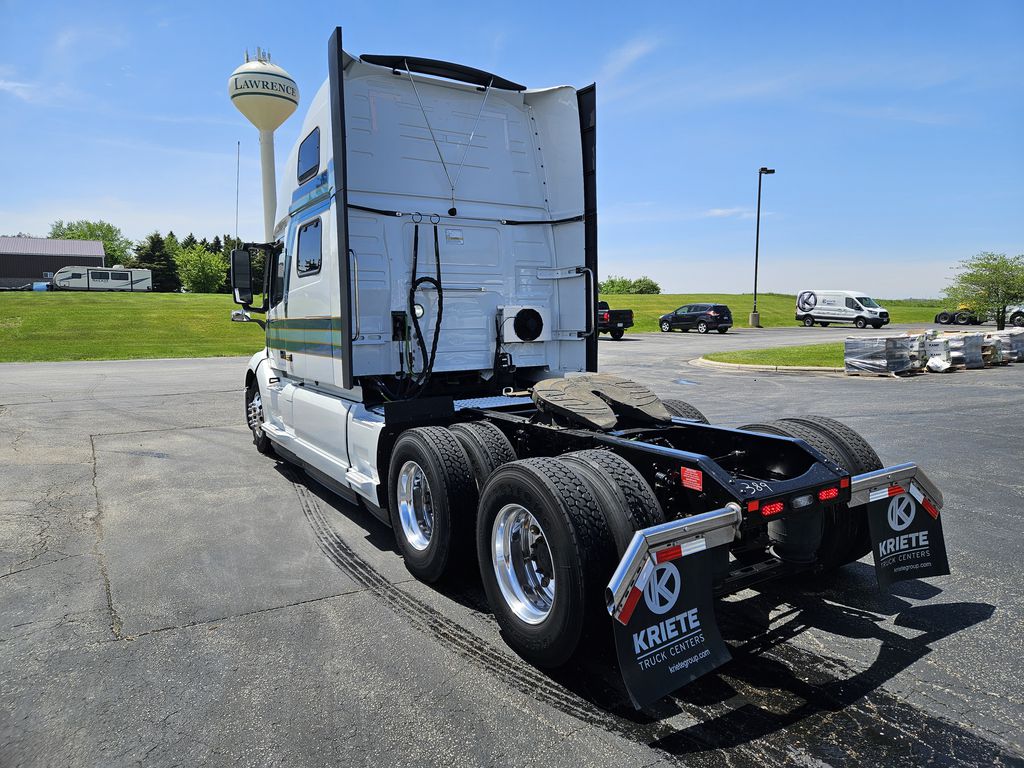 Slide images of 2022 VOLVO VNL64T860