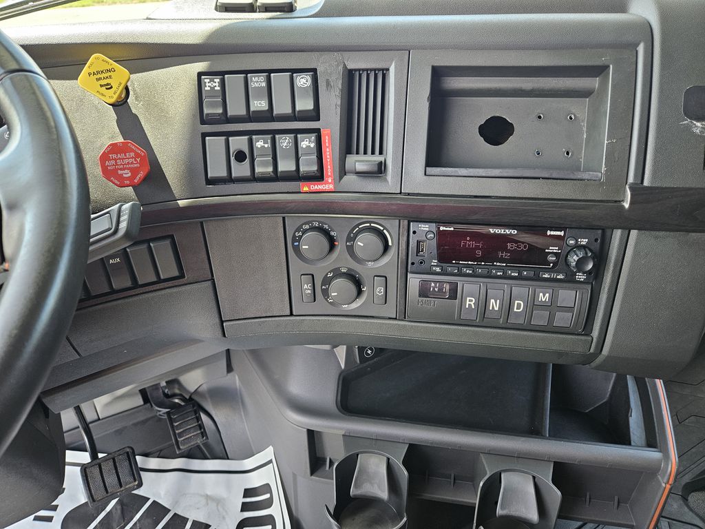 Slide images of 2022 VOLVO VNL64T860