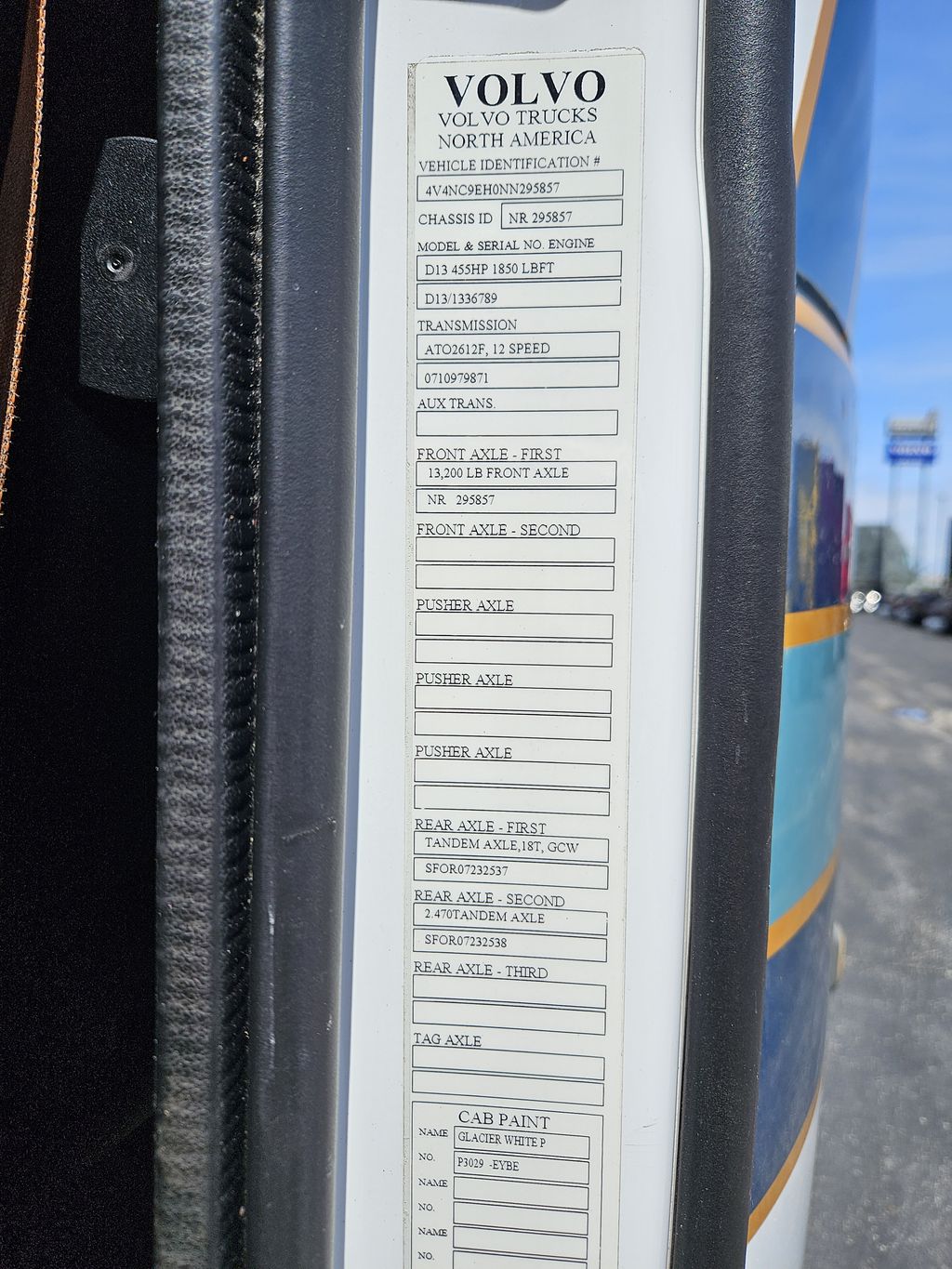 Slide images of 2022 VOLVO VNL64T860