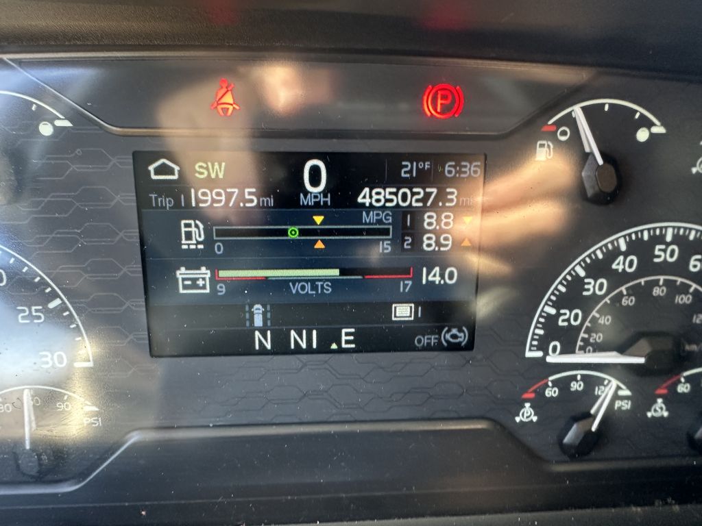 Slide images of 2022 VOLVO VNL64T860