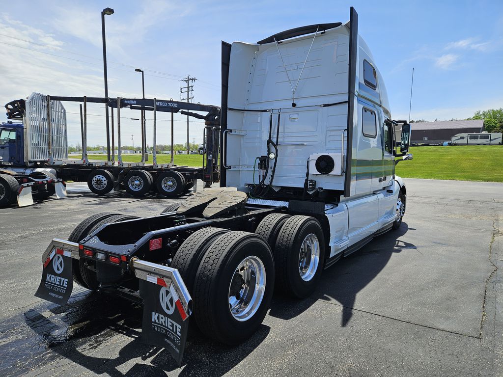 Slide images of 2022 VOLVO VNL64T860