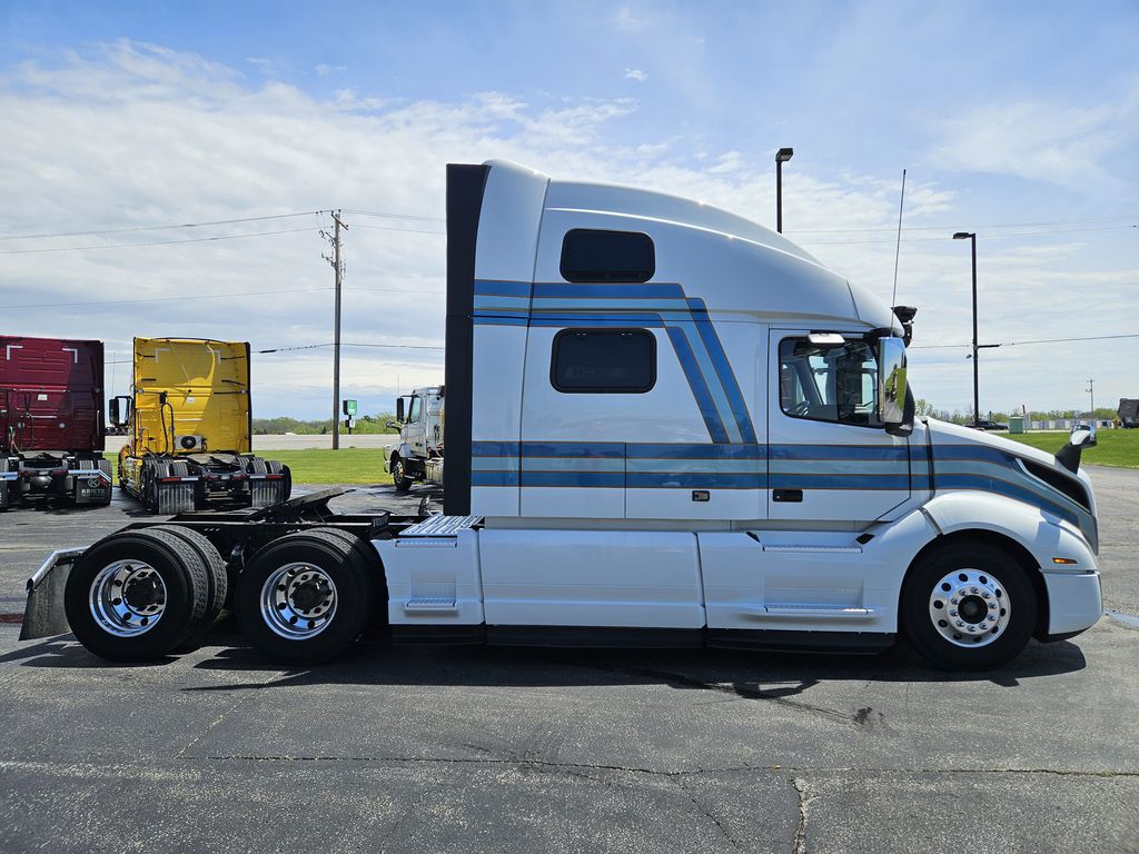 Slide images of 2022 VOLVO VNL64T860