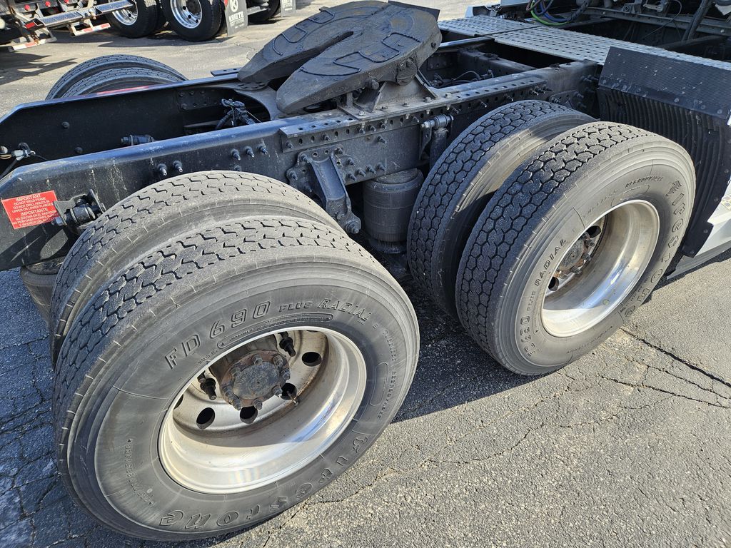 Slide images of 2022 VOLVO VNL64T860