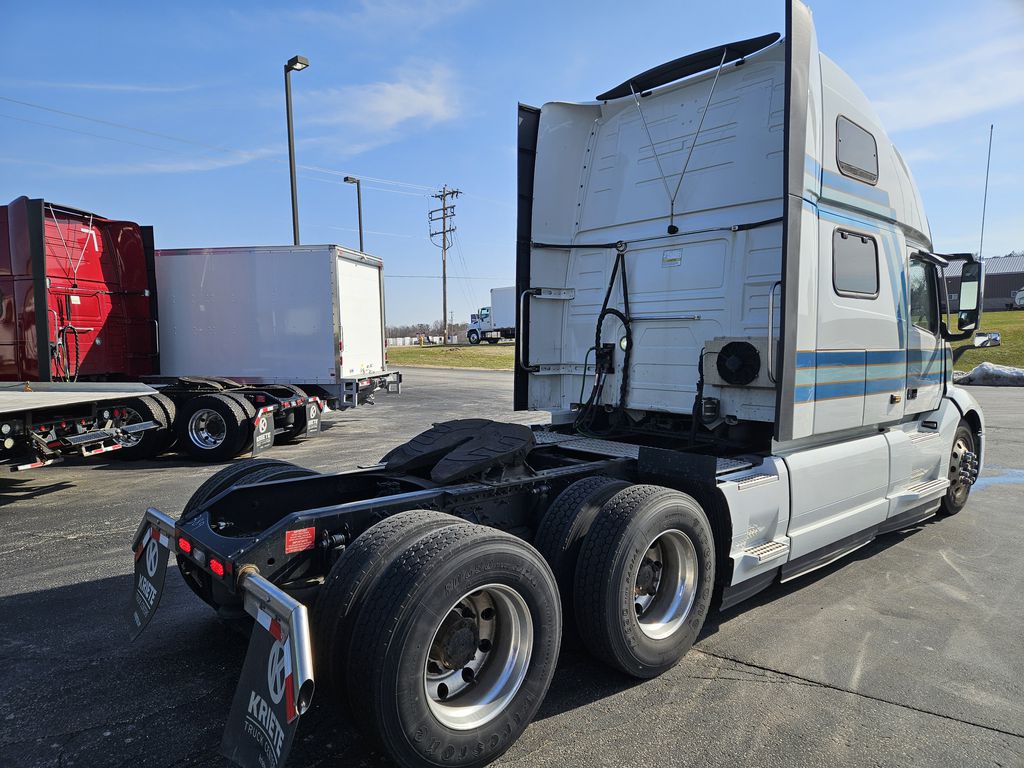 Slide images of 2022 VOLVO VNL64T860