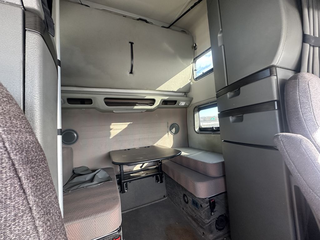 Slide images of 2022 VOLVO VNL64T860