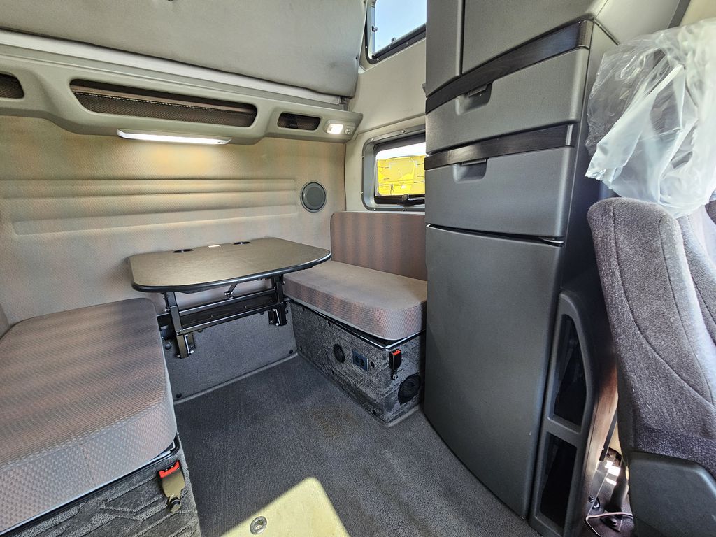 Slide images of 2022 VOLVO VNL64T860