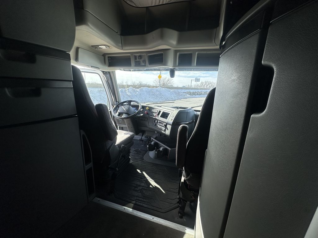 Slide images of 2022 VOLVO VNL64T860