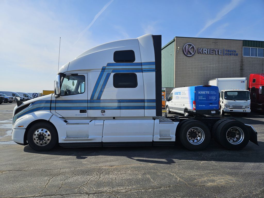 Slide images of 2022 VOLVO VNL64T860