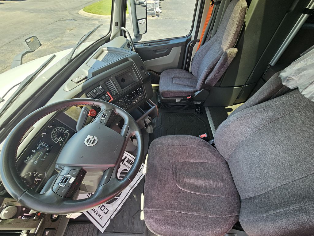 Slide images of 2022 VOLVO VNL64T860