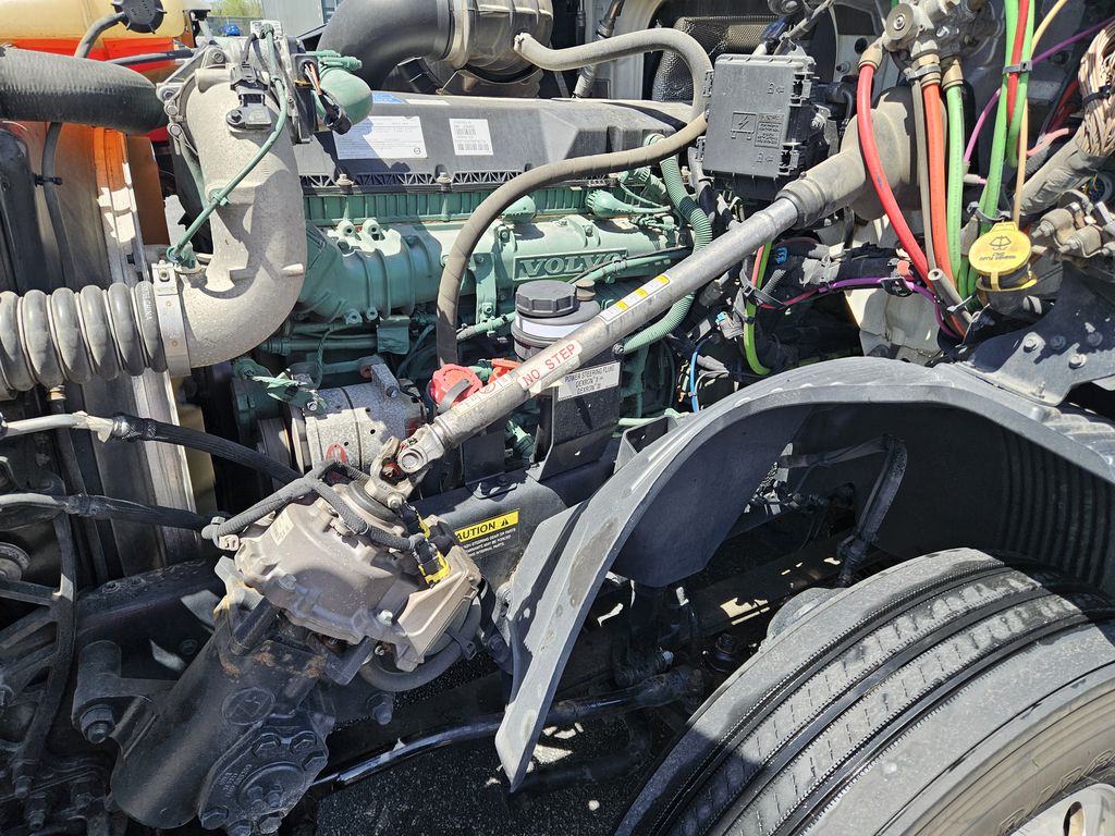 Slide images of 2022 VOLVO VNL64T860